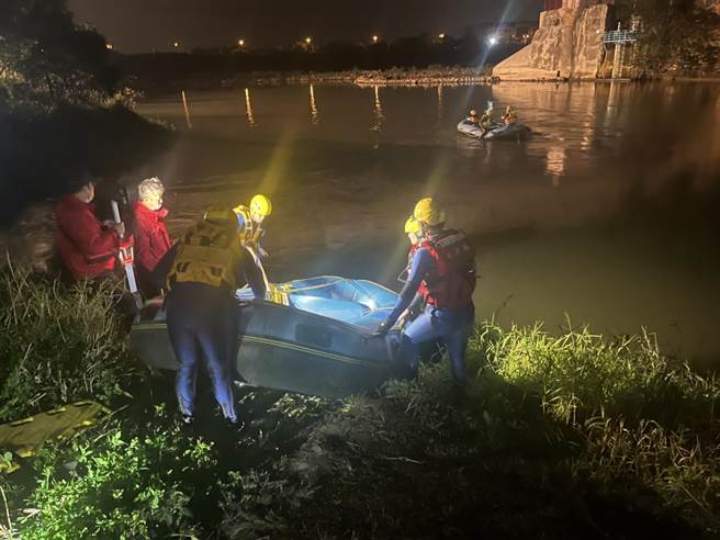 苗栗县邱姓男子23日凌晨在头屋乡后龙溪龙颈潭捕毛蟹落水失踪，消防人员漏夜以橡皮艇在落水水域搜寻。（读者提供／谢明俊苗栗传真）