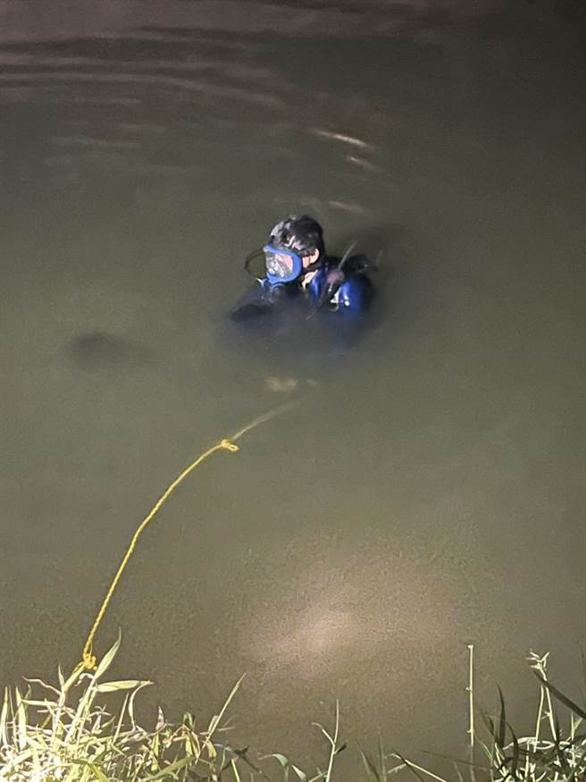 苗栗县邱姓男子23日凌晨在头屋乡后龙溪龙颈潭捕毛蟹落水失踪，消防潜水人员下水搜寻。（读者提供／谢明俊苗栗传真）