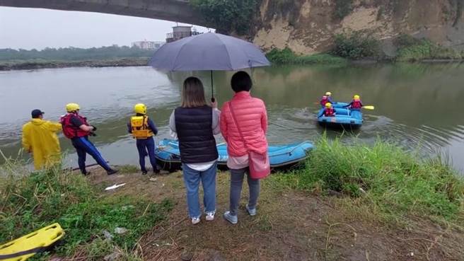 苗栗县邱姓男子23日凌晨在头屋乡后龙溪龙颈潭捕毛蟹落水失踪，家属在岸边焦急等候。（读者提供／谢明俊苗栗传真）