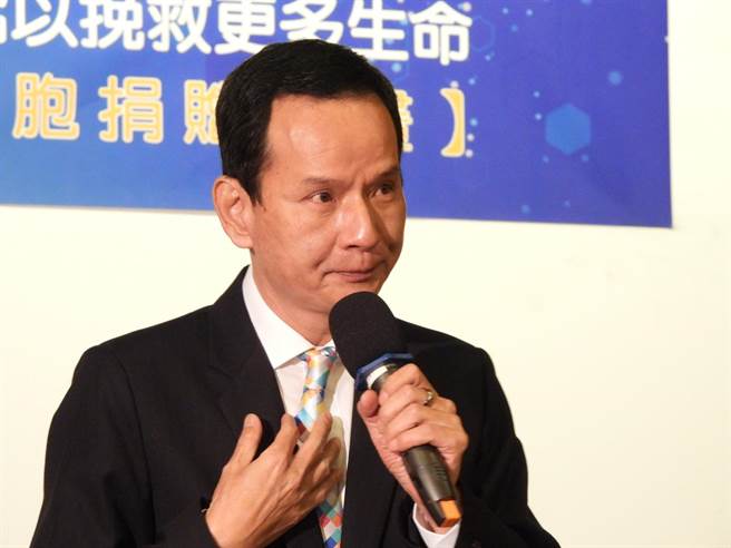 血癌鬥士朱頤2年前不幸離世，其父親朱文慶只要想到兒子對抗病魔的過程，仍難過落淚，由於22日是朱頤的忌日，他也向在天上的兒子喊話「下輩子我們還要再當父子」。（羅亦晽攝）