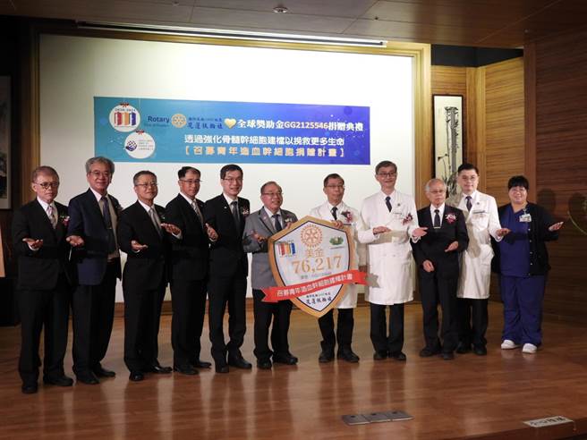 血癌鬥士朱頤2年前離世，花蓮扶輪社接力延續他的願望，23日捐贈7萬2617元美金（逾217萬台幣）予花蓮慈濟骨髓幹細胞中心，協助採購相關儀器強化骨髓幹細胞建檔，挽救更多生命。（羅亦晽攝）