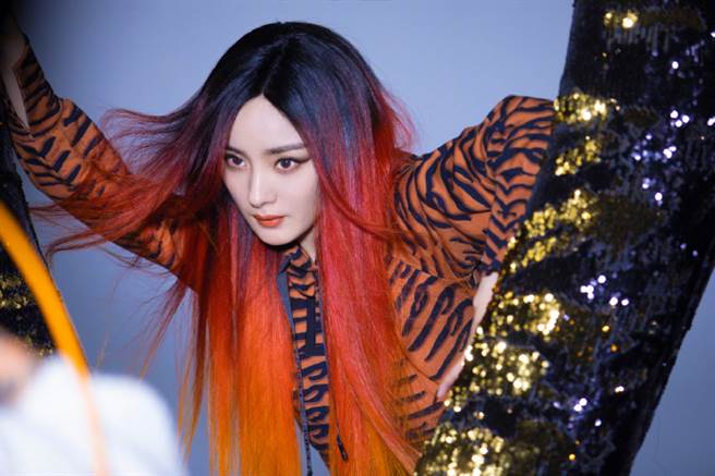 楊幂近日登上雜誌拍攝1月號封面，狂野新造型驚艷眾人。（圖／微博@小冪今天吃飽了嗎）