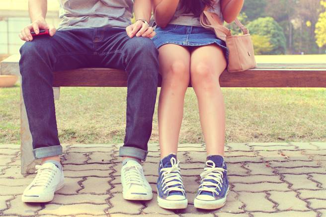 一名女网友分享过往情史，透露某任前男友跟他交往时劈腿8女，多年后惨在一次事故中被人断手。（示意图／Shutterstock）