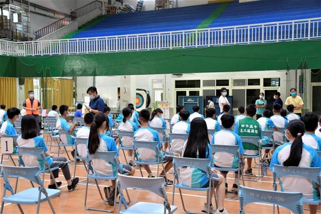 彰化县10月完成国中生接种第一剂BNT新冠疫苗，不料近日陆续出现疑似不良反应通报，已有两例因为左侧肢体麻痹失去知觉住院治疗。图为田中高中校园施打疫苗情形，并非不良反应当事人就读学校。（彰化县政府提供／谢琼云彰化传真）