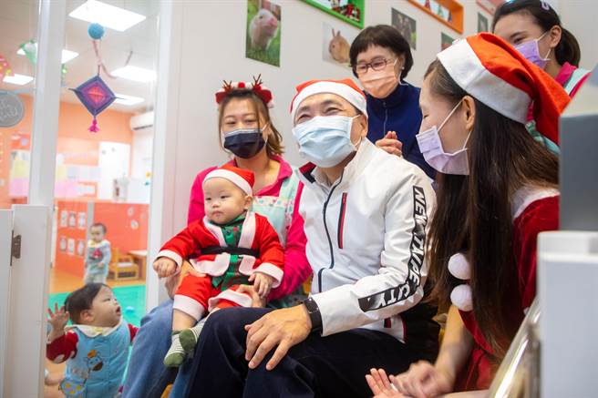 新北市長侯友宜今（23日）在板橋實踐公共托育中心宣布，新北市94家公共托育中心的托育人員，從明年元旦起，每人每月調薪4000元。（葉書宏攝）