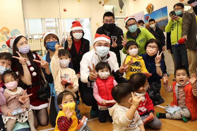 新北市長侯友宜今（23日）在板橋實踐公共托育中心宣布，新北市94家公共托育中心的托育人員，從明年元旦起，每人每月調薪4000元。（葉書宏攝）