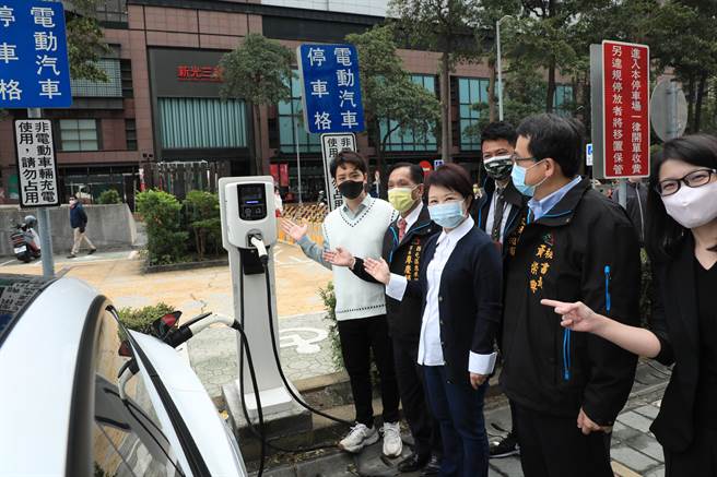 市长卢秀燕（中）表示，示范计画选定台中市惠新停车场及市政大楼惠中楼，可达「一兼三顾」的效果。