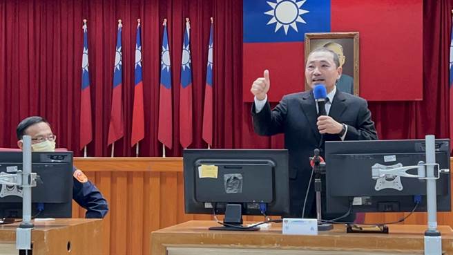 新北市警察局今（23日）上午在警局大礼堂举办96名官警晋升授阶典礼，市长侯友宜表扬4名执法勇警。（新北市警察局提供）