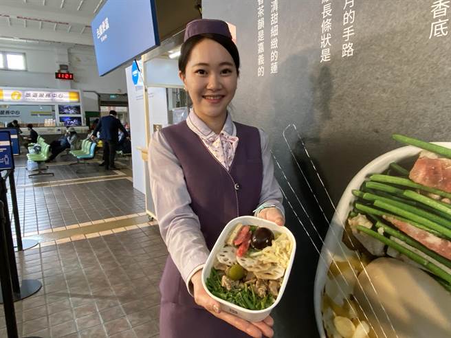台铁嘉义车站今天开卖2021台湾设计展限定的「酒香茶韵」台铁便当。（廖素慧摄）