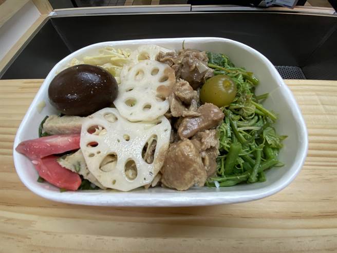 台铁嘉义车站今天开卖限定款「酒香茶韵」台铁便当。（廖素慧摄）