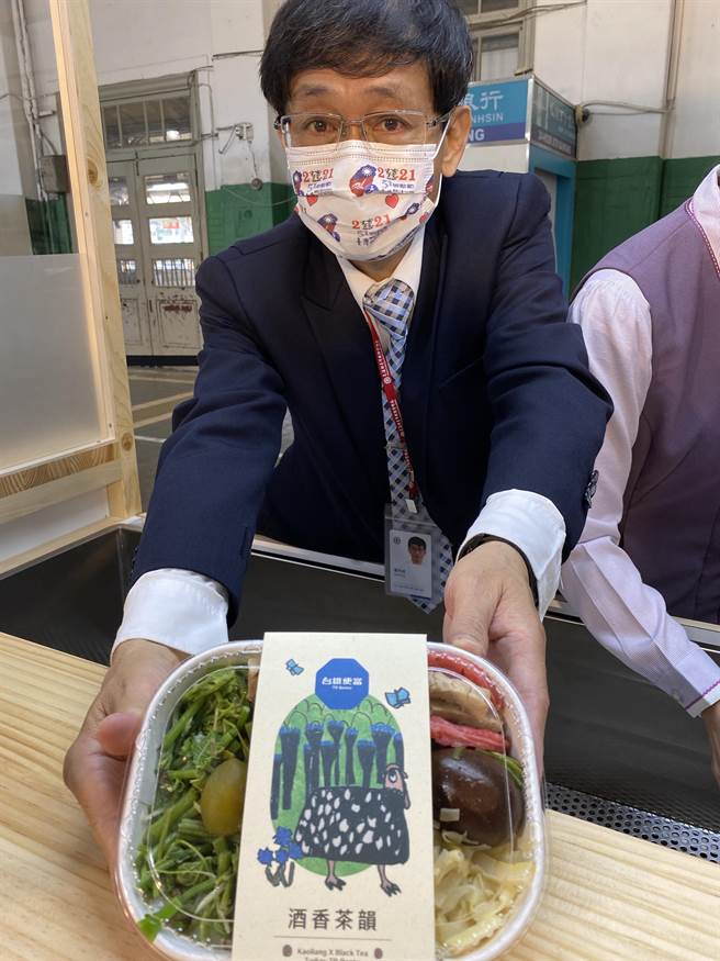 台铁餐旅服务总所高雄铁路餐厅经理董阿成表示，这款便当每日限量供应。（廖素慧摄）