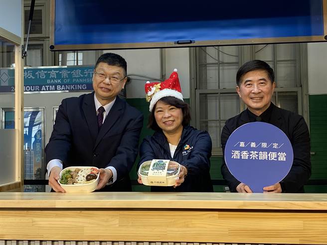 嘉义市长黄敏惠、台铁局长杜微、台湾设计研究院长张基义请旅客来看设计展、吃限定款便当。（廖素慧摄）
