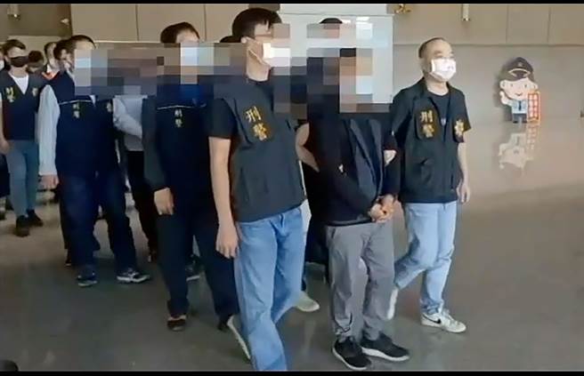 刑事局中打第二队，查获买卖灵骨塔诈骗集团，查扣本票、诈欺用文书资料、服务费收款证明、手机、笔电、霰弹3颗等赃证物。（黄国峰摄）