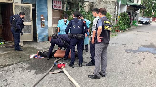 台东1名黄姓男子23日早上欲开瓦斯威胁引爆，警消破门攻坚。（民眾提供／蔡旻妤台东传真）