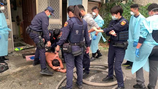 台东1名黄姓男子23日早上欲开瓦斯威胁引爆，警消破门攻坚。（民眾提供／蔡旻妤台东传真）