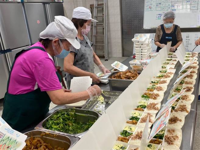 老五老基金會石岡服務中心1個月約送出1萬個便當，上月乳製品、肉類成本各增加38及20％。（王文吉攝）