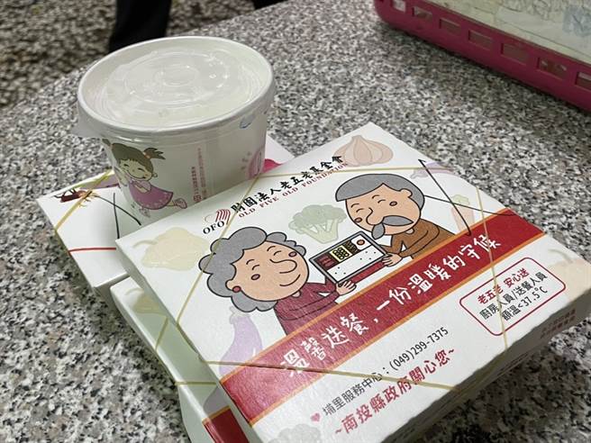 老五老基金會1年約送出36萬5千個便當給需要照顧的長輩。（王文吉攝）