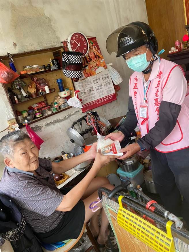 老五老基金會1年約送出36萬5千個便當給需要照顧的長輩。（王文吉攝）