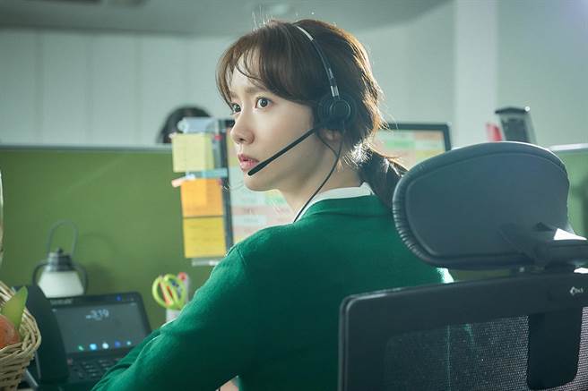 林润娥饰演饭店客服中心职员，为顾客尽心尽力。（车库娱乐提供）