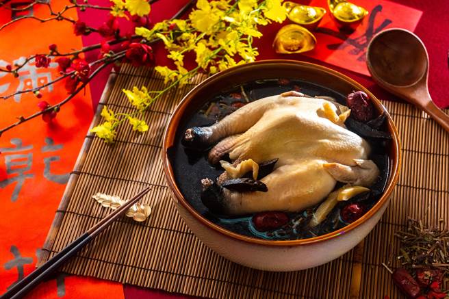 煙波寶島年菜宴「新竹-北埔老菜脯仙草雞湯」。（煙波提供／陳育賢新竹傳真）