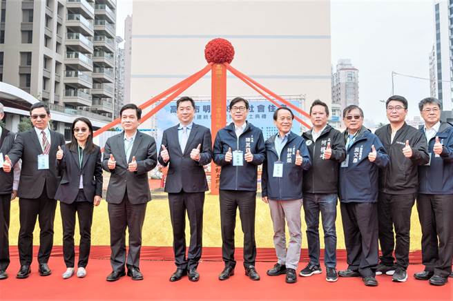 高雄市政府23日舉行三民區「明仁好室」社會住宅開工典禮，同時宣布未來「囤房稅」新增3億元稅收將全面挹注青年租屋補助，每月可提供2000至3400元不等補助。（高市新聞局提供／袁庭堯高雄傳真）