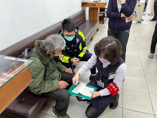 员警及银行人员不断向老翁解说成功阻止诈骗。(警方提供／吕筱蝉桃园传真)