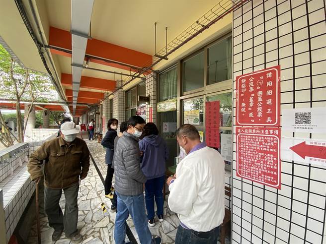 南市議員林志聰今在臉書po文爆料，台南有2處投開票所計票錯誤。圖為公投當天投票情形。(本報資料照片)