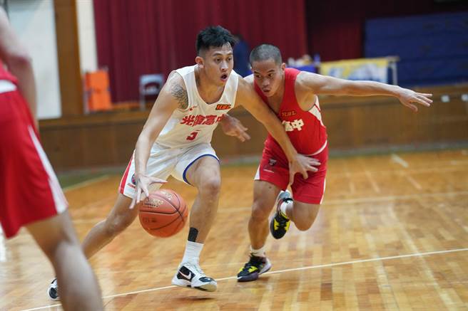 光復陳將双（左）與強恕一戰進帳21分、12籃板。（高中體總提供）