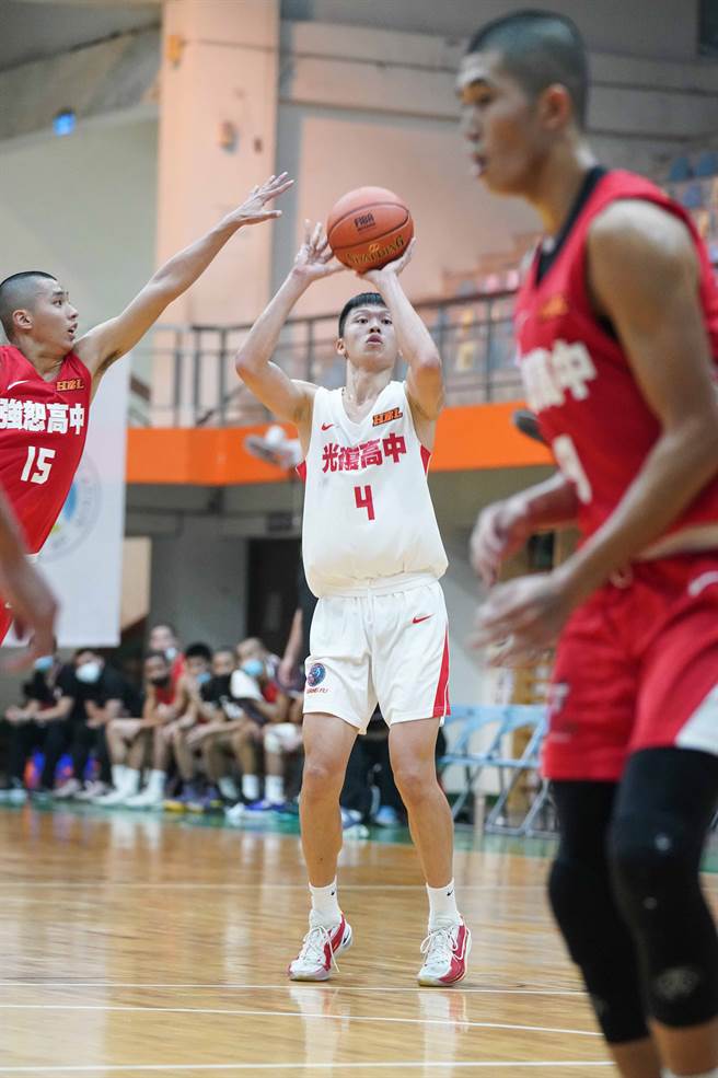 光復馮誠恩（中）繳出12分、10籃板雙十數據。（高中體總提供）