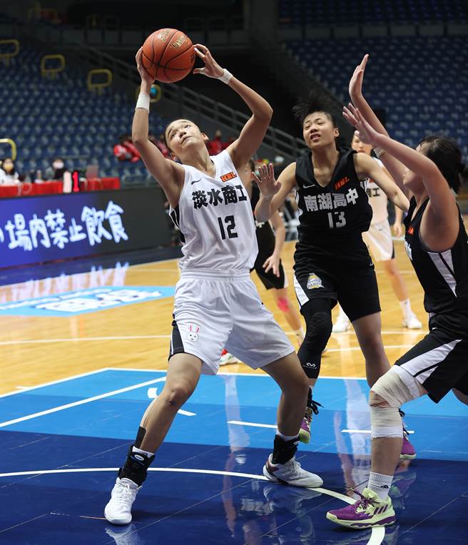 淡商蕭豫玟（左）是球隊禁區大將。（高中體總提供）