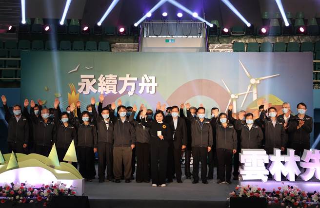 云林县府各局处首长上台宣示未来施政将依循联合国永续发展目标。（周丽兰摄）