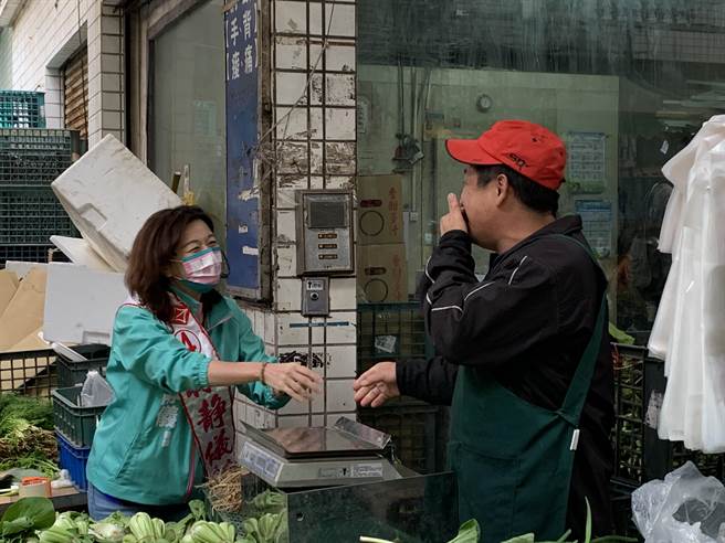 民進黨台中二選區立委補選候選人林靜儀（左），昨上午到大肚區自強市場掃街拜票，爭取選民支持。（林欣儀攝）