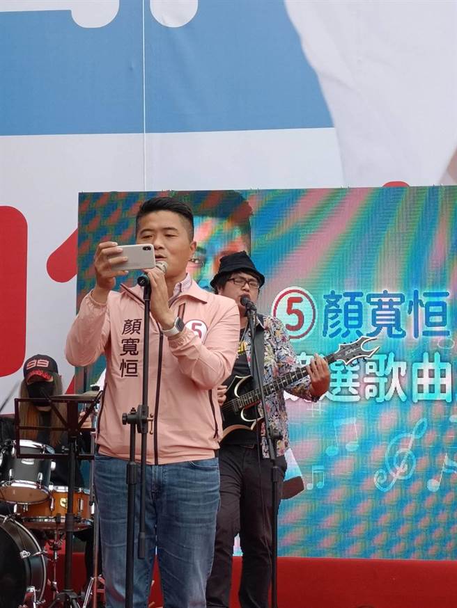 顏寬恒23日發表競選歌曲「海線故鄉」，由他主唱。（陳淑娥攝）