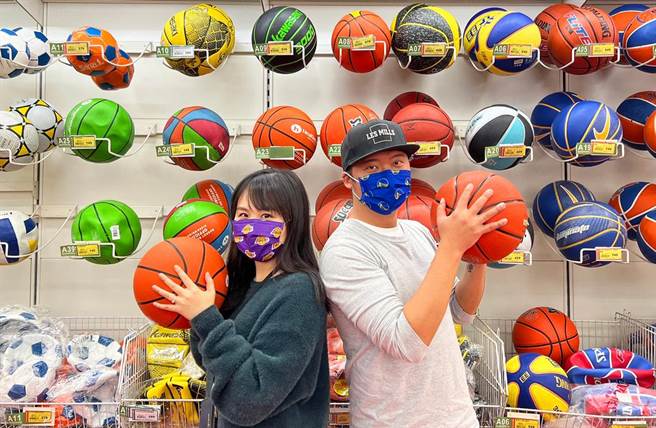 愛買獨家限量販售8款NBA授權口罩。（愛買提供）