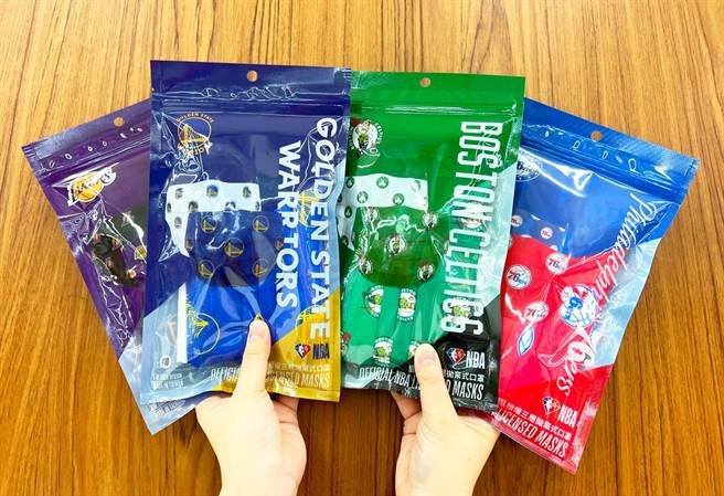 愛買昨在陸續9家門市獨家限量販售NBA授權口罩。（愛買提供）