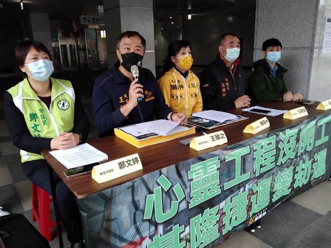 市長林右昌手中握著最後一枚「八堵至基隆段」的印章，為了避免政治爭議，遲遲無法在支票上蓋章。（陳彩玲攝）