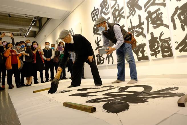 杜忠誥教授大筆一揮寫下「亂石崩雲」。（羅浚濱攝）