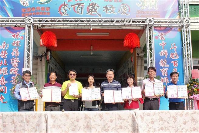 华山国小校长吴文策、旧庄国小校长许学政、中溪国小校长周青桦、大屯国小校长吴景州、好收国小校长苏国勋、文光国小校长蔡子平、重光国小校长杨松田（左三）共同签下联盟庆百岁的纪念证书。（周丽兰摄）