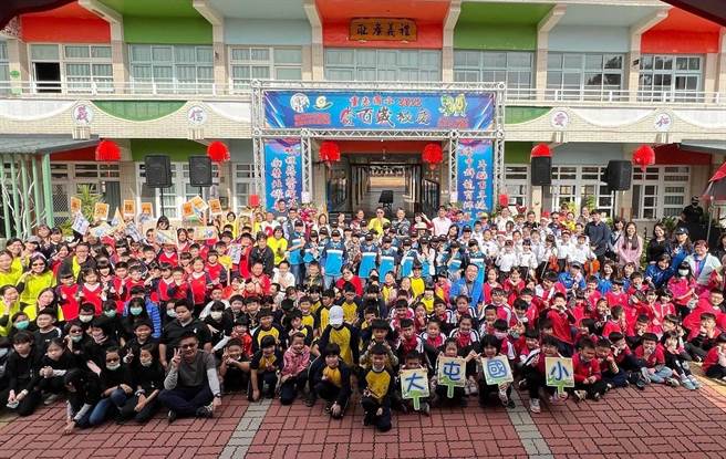 110学年度刚满百岁的小学有斗南镇重光国小、口湖乡文光国小、古坑乡华山国小、虎尾镇中溪国小、大屯国小、北港镇好收国小、大埤乡旧庄国小，今天（23日）各带着表演到重光国小同乐，用表演互祝百年校庆快乐。（周丽兰摄）