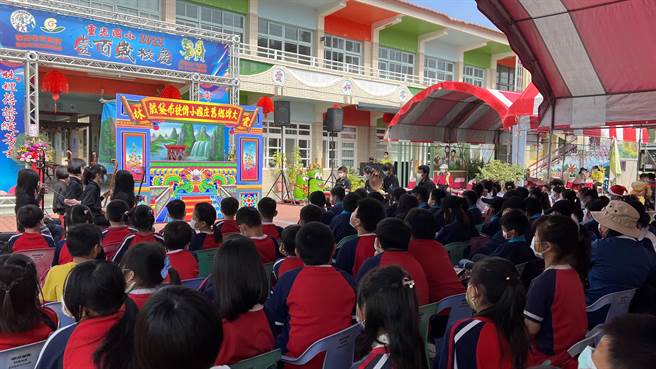 大埤乡旧庄国小演布袋戏压轴。（周丽兰摄）