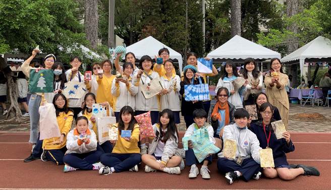 台中家商流行服飾科舉辦小松鼠市集，販售學生創作產品，所得全數捐給公益團體，為耶誕添溫暖。(台中家商提供／林欣儀台中傳真)
