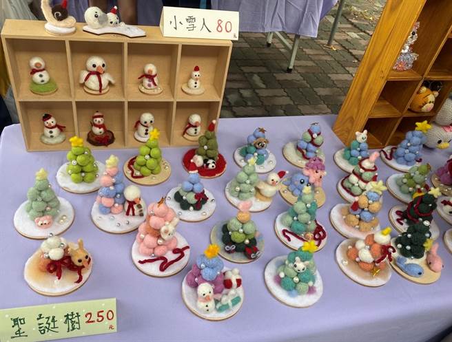 台中家商流行服飾科舉辦小松鼠市集，販售學生創作產品，所得全數捐給公益團體，為耶誕添溫暖。(台中家商提供／林欣儀台中傳真)