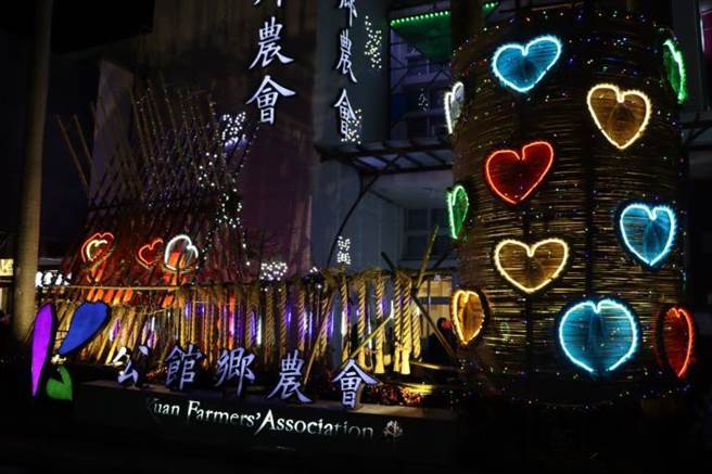 公馆乡农会前稻草耶诞树22日晚间点灯。（苗栗县政府提供／谢明俊苗栗传真）