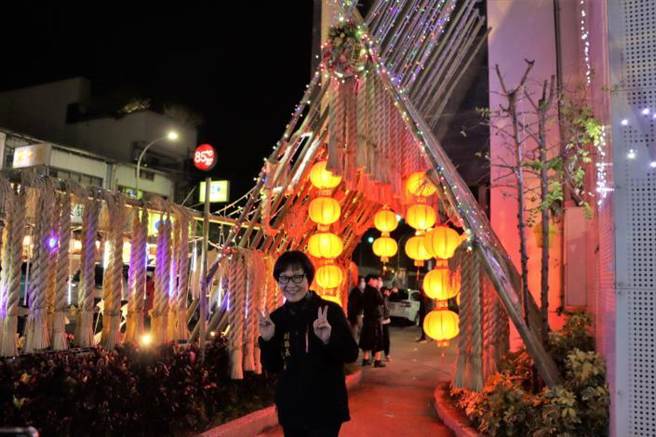 公馆乡农会前稻草耶诞树22日晚间点灯。（苗栗县政府提供／谢明俊苗栗传真）