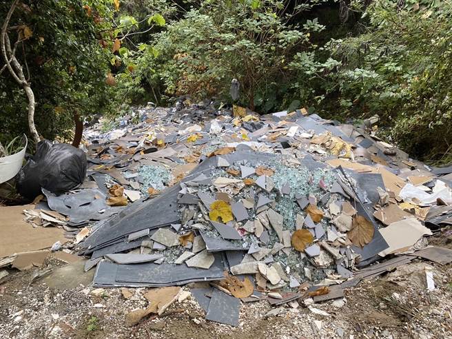 不肖業者於霧峰象鼻山區，偷倒建築廢棄物。（霧峰分局提供／黃國峰台中傳真）