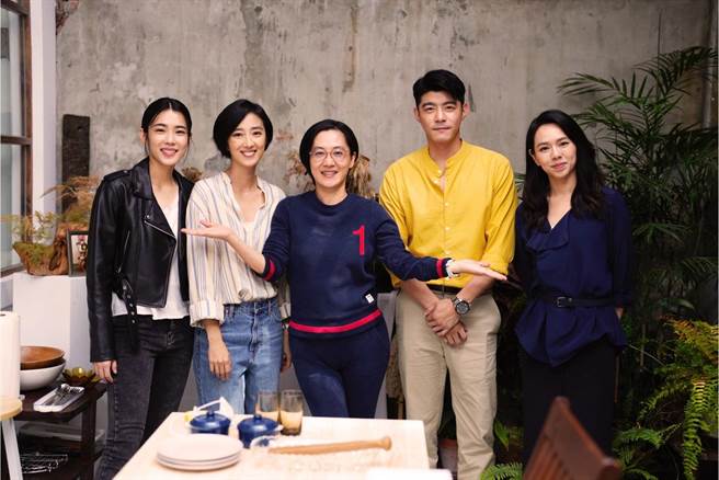 《台北女子图鑑》台南帮桂纶镁、林思宇、王柏杰、夏于乔与导演李芸婵拍出难分难舍的好交情。（红杉娱乐提供）