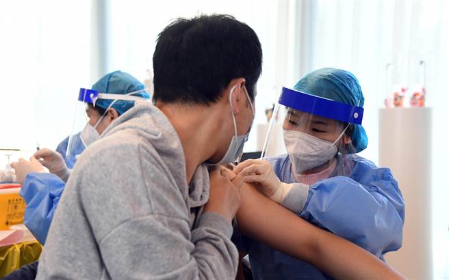 大陸國家傳染病醫學中心、復旦大學附屬華山醫院感染科23日在其微信號「華山感染」發布文章稱，中國首篇經國際同業評議的疫苗加強接種對抗Omicron的資料公布顯示，加強疫苗接種可部分減少人體Omicron株中和抗體水準下降的比例，提升群體對於Omicron變異株的保護力。（新華社）