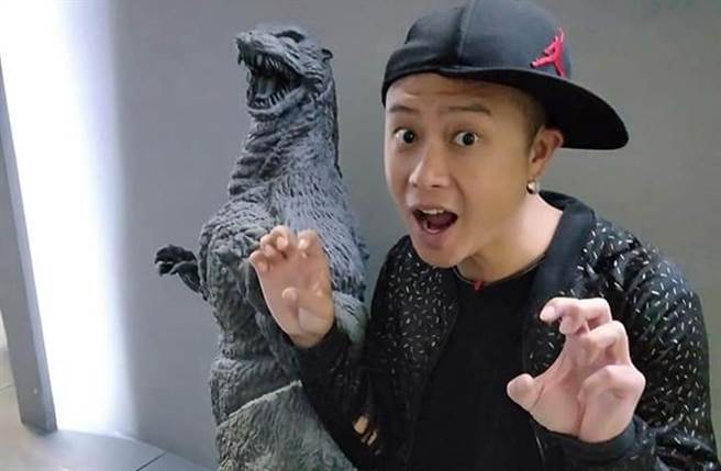 彈頭發文酸陳建州，更撂狠話「誰跟我講都沒用」。（Devon Song臉書）