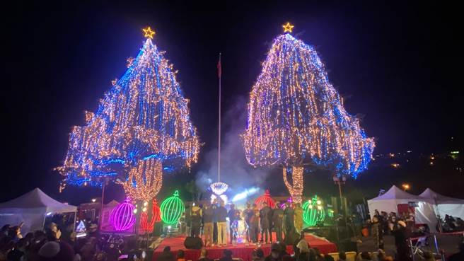 海拔1956公尺的梨山宾馆前点亮两棵高28公尺的雪松耶诞树。（王文吉摄）