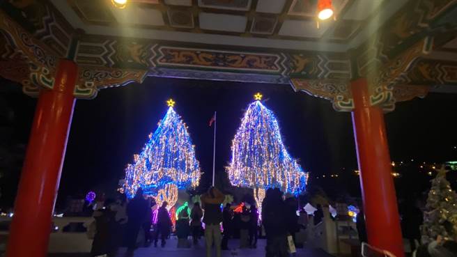 「山谷灯光节」于梨山宾馆前布置28公尺高的耶诞树。（王文吉摄）
